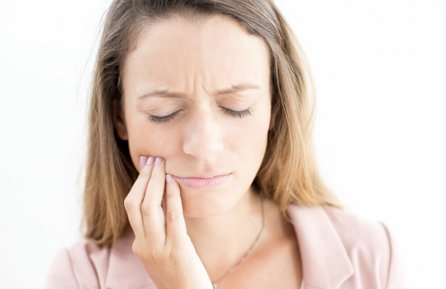 ¿Por qué un diente puede empezar a doler unos minutos después de comer y no mientras masticas?